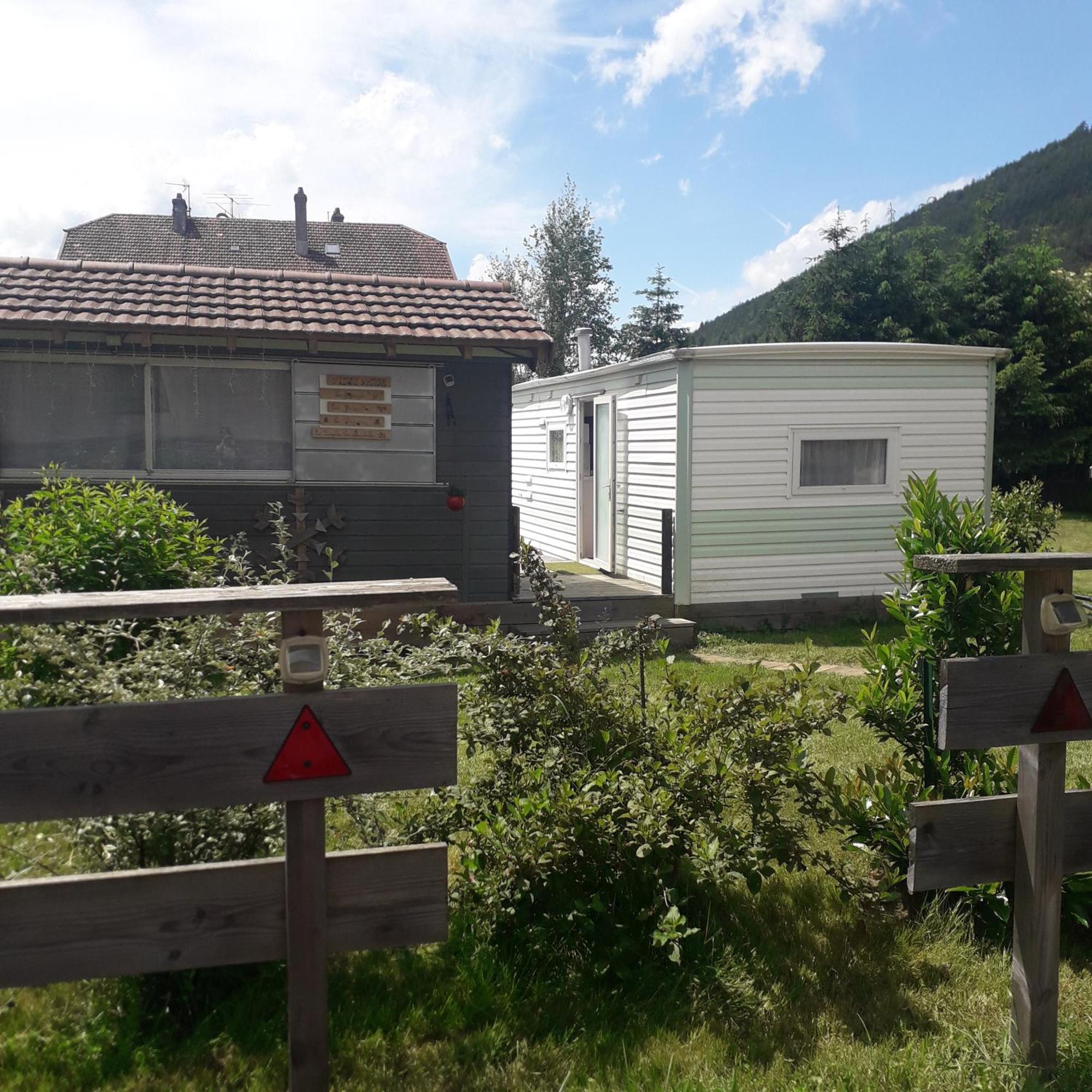 Gites, Les Jonquilles, Le Sagard Et Bungalow Les Brimbelles, Nature Et Detente La Houssiere ภายนอก รูปภาพ